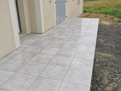 Carrelage extérieur avec une création de chappe pour le rejet d'eau vers l'extérieur