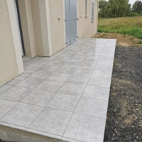 Carrelage extérieur avec une création de chappe pour le rejet d'eau vers l'extérieur