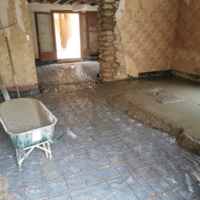 Rénovation dans une ancienne maison avec ouverture de mur porteur et dallage béton
