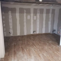 Réalisation d'une maison en placo et du carrelage avec une incrustation de carreaux de ciment dans du carrelage imitation parquet