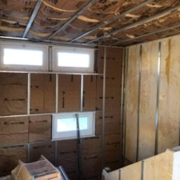 Réalisation d'une maison en placo et du carrelage avec une incrustation de carreaux de ciment dans du carrelage imitation parquet