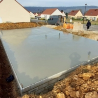 Mise en place du béton sur le plancher poutrelles
