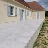 Carrelage extérieur avec une création de chappe pour le rejet d'eau vers l'extérieur