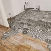 Réalisation d'une maison en placo et du carrelage avec une incrustation de carreaux de ciment dans du carrelage imitation parquet
