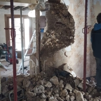 Rénovation dans une ancienne maison avec ouverture de mur porteur et dallage béton