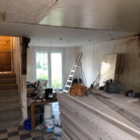 Réalisation d'une maison en placo et du carrelage avec une incrustation de carreaux de ciment dans du carrelage imitation parquet