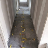 Création d'une chappe traditionnel et pose du carrelage au sol avec bac à l'italienne salle de bain