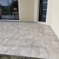 Pose de carrelage sur une terrasse