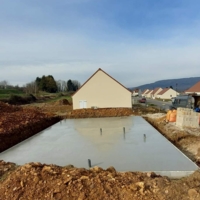 Mise en place du béton sur le plancher poutrelles
