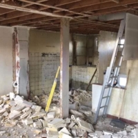 Réalisation d'une maison en placo et du carrelage avec une incrustation de carreaux de ciment dans du carrelage imitation parquet