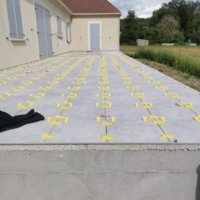 Carrelage extérieur avec une création de chappe pour le rejet d'eau vers l'extérieur