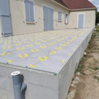 Carrelage extérieur avec une création de chappe pour le rejet d'eau vers l'extérieur