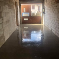 Coulage béton pour future extension de maison et remise à niveau dans un ancien garage pour une future chambre