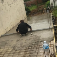 Coulage béton pour future extension de maison et remise à niveau dans un ancien garage pour une future chambre