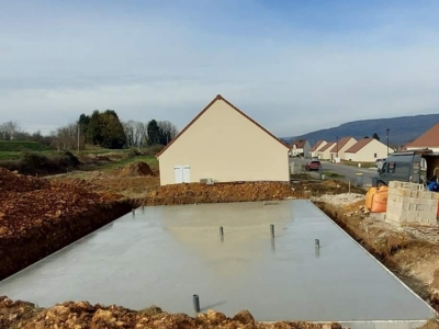 Mise en place du béton sur le plancher poutrelles