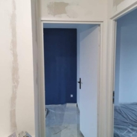 Réalisation d'une maison en placo et du carrelage avec une incrustation de carreaux de ciment dans du carrelage imitation parquet