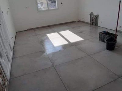 Pose d'un carrelage 90x90 sur un ancien carrelage - Après