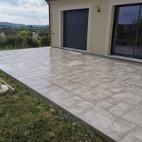 Pose de carrelage sur une terrasse