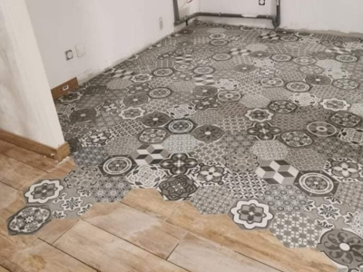 Réalisation d'une maison en placo et du carrelage avec une incrustation de carreaux de ciment dans du carrelage imitation parquet
