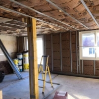 Réalisation d'une maison en placo et du carrelage avec une incrustation de carreaux de ciment dans du carrelage imitation parquet