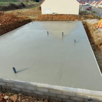 Mise en place du béton sur le plancher poutrelles