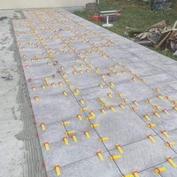 Pose de carrelage sur une terrasse