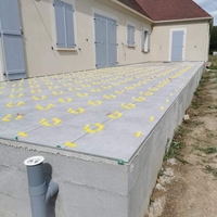 Carrelage extérieur avec une création de chappe pour le rejet d'eau vers l'extérieur